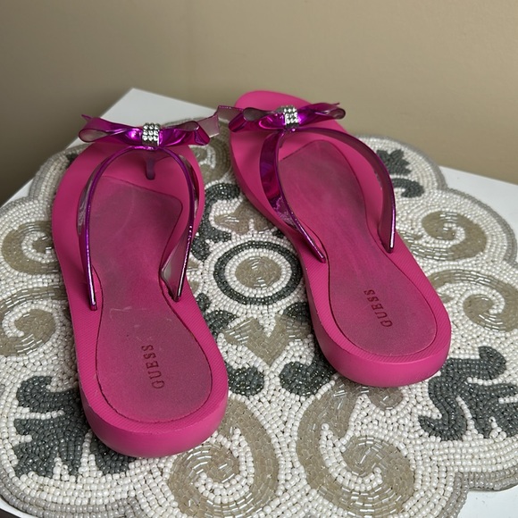 Pink guess flip flops - Picture 3 of 6